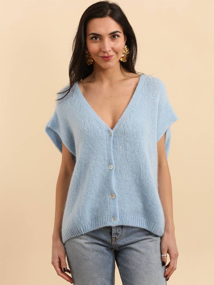 NAÏS PARIS - Wholesale Cardigan - Women's - SLEEVELESS V-NECK BUTTONED CARDIGAN IN BABY ALPACA