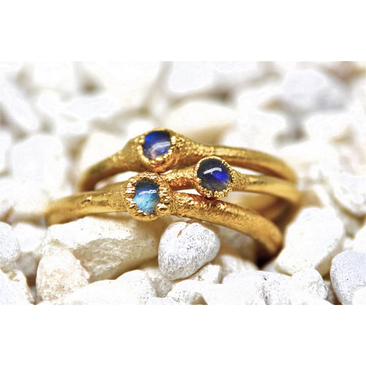 Anillo dorado de labradorita delicada | Anillo dorado con piedra de nacimiento para venta al por mayor de Daddy Daughter Jewelry
