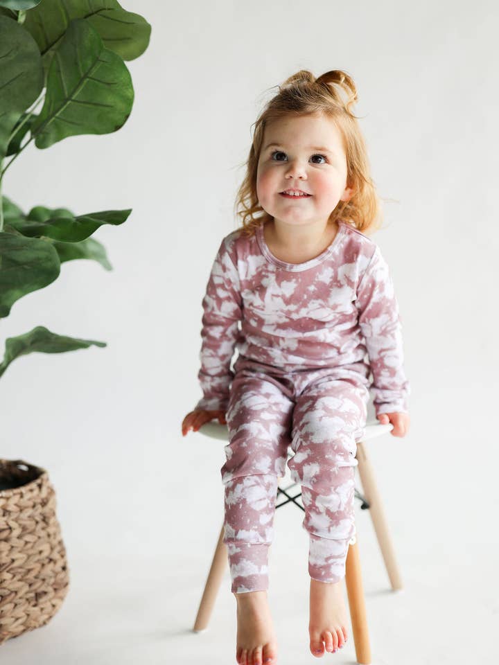 Pijama de algodón orgánico para bebés y niños pequeños en tinte anudado malva para venta al por mayor de Gaia Baby Goods