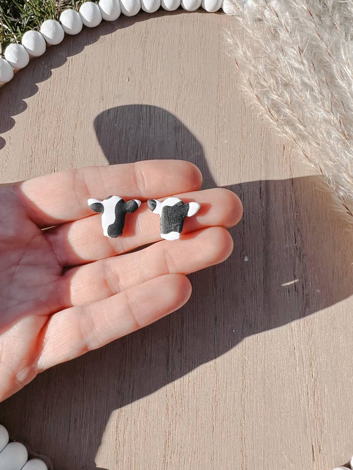 Boucles d'oreilles en argile noire vache, boucles d'oreilles clous occidentales délicates pour la vente par Sunflower Blossoms Boutique