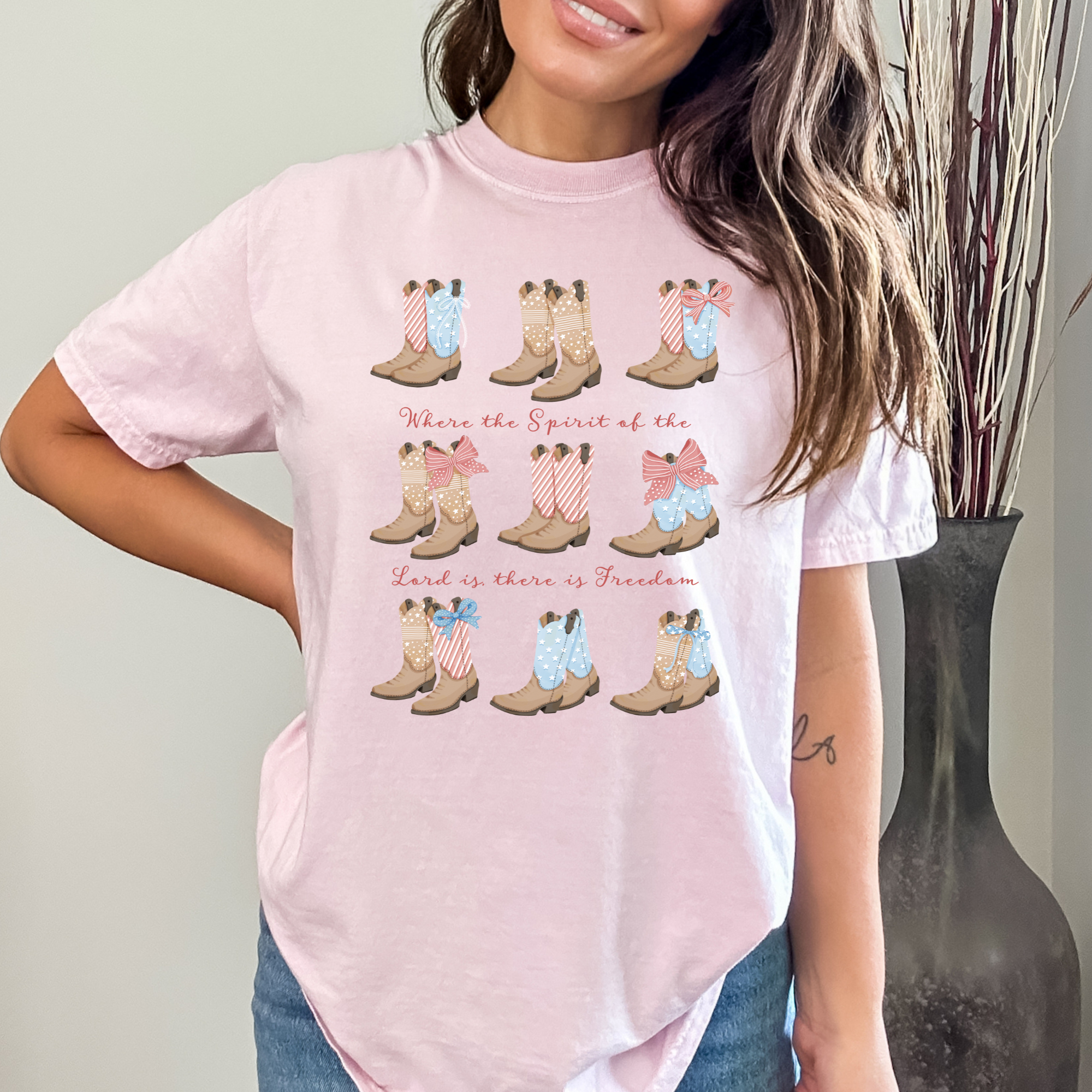 Scripted Pearl - Vente T-shirt sérigraphié – femme - T-shirt chrétien Comfort Colors avec bottes de cowboy patriotiques13