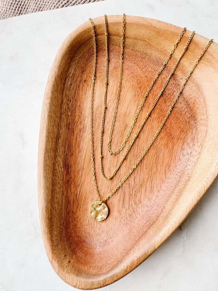 Halsketting met gehamerde schijf met drievoudige ketting, 18-karaats vergulde voor wholesale door Whitebirch Handmade Goods