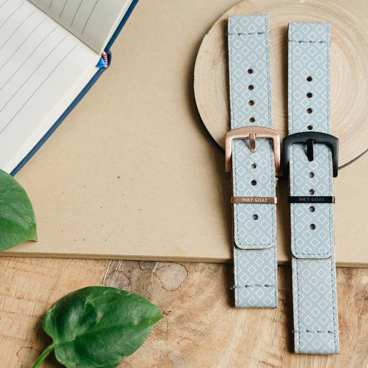 Bracelet de montre Garmin en cuir bleu clair pour la vente par Inky Goat