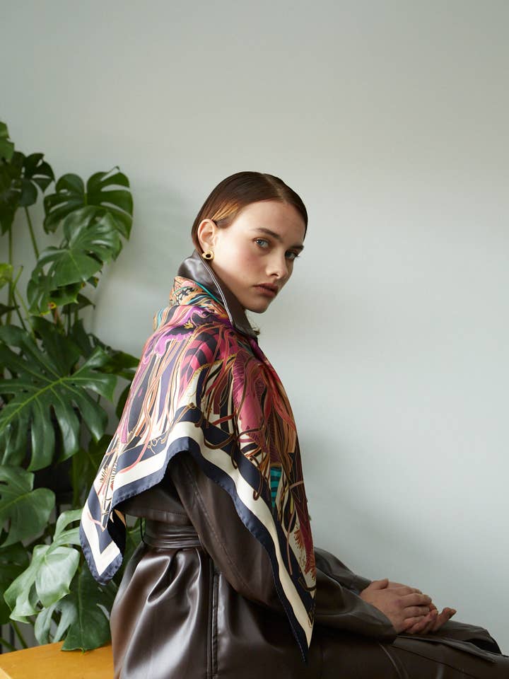 Foulard in Seta Fiori di Medusa Bordeaux 35*35" per la vendita all'ingrosso da parte di Fetolia