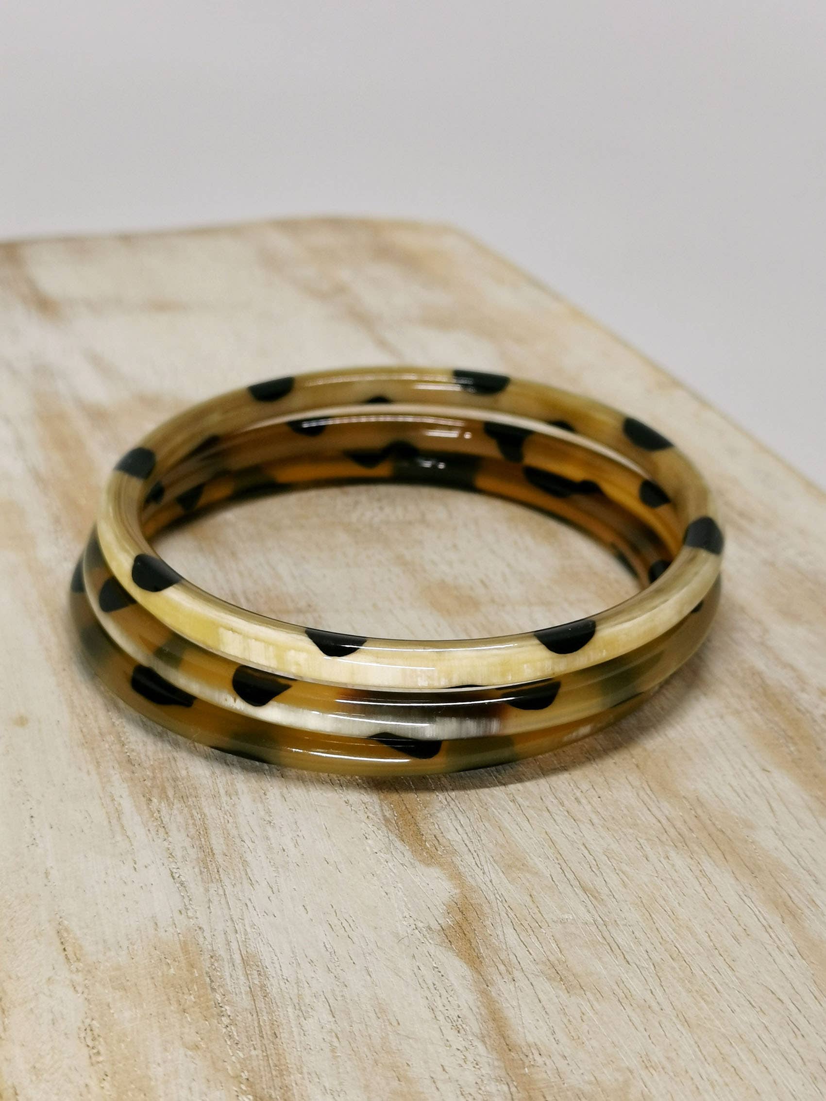 Nayda Diaries - Venta al por mayor Brazalete - Brazalete bicolor de cuerno dorado y diseño de leopardo0