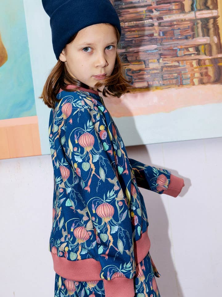 Camisola 'Sonhadora' de Menina | medusa floral | azul noite por atacado de aesthete-kidswear