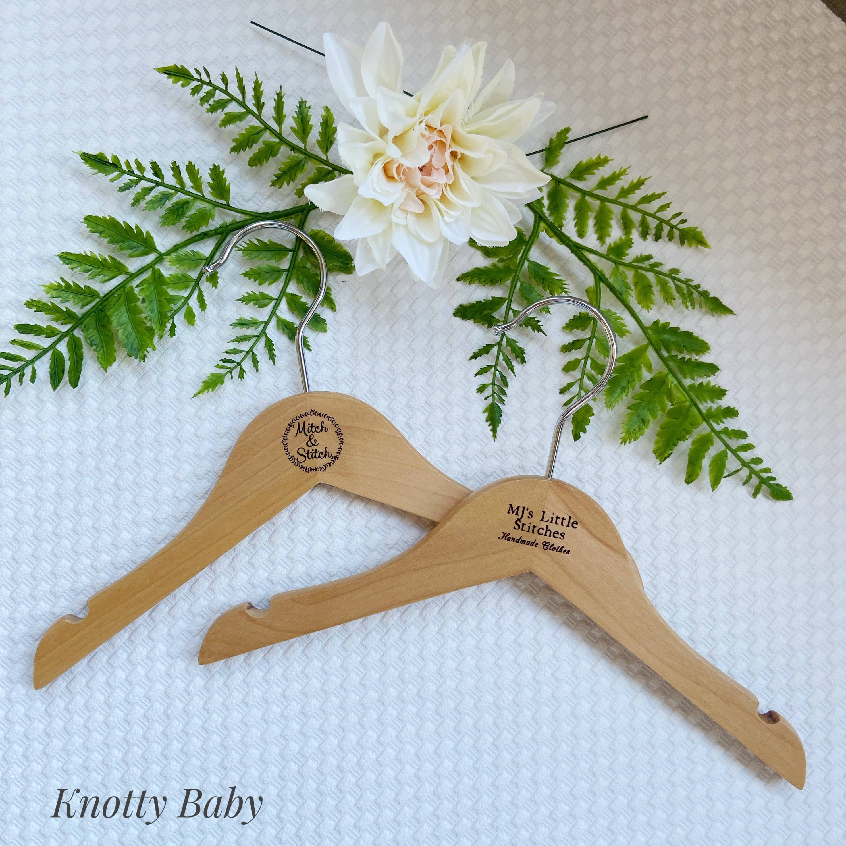 Knotty_baby - Vente Cintres - Cintre en bois personnalisé avec logo d'entreprise2