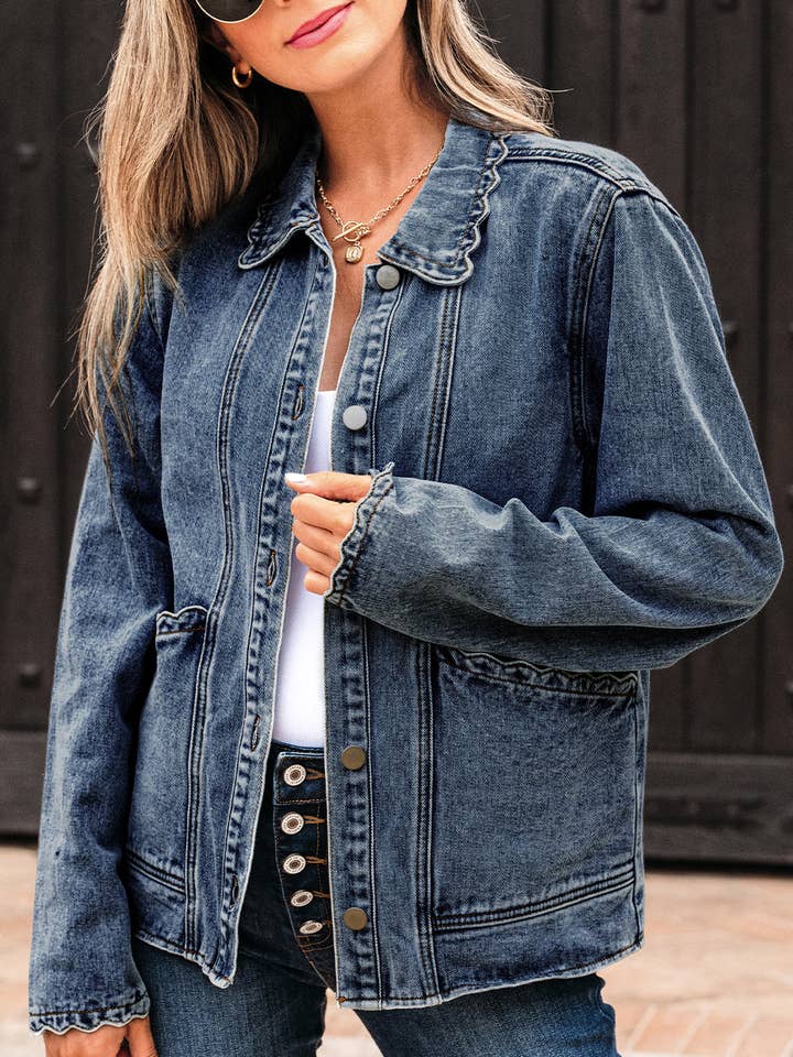 Solid denim jakke med bølget krave, påsyede lommer og knapper. for engroshandel hos PRETTY BASH