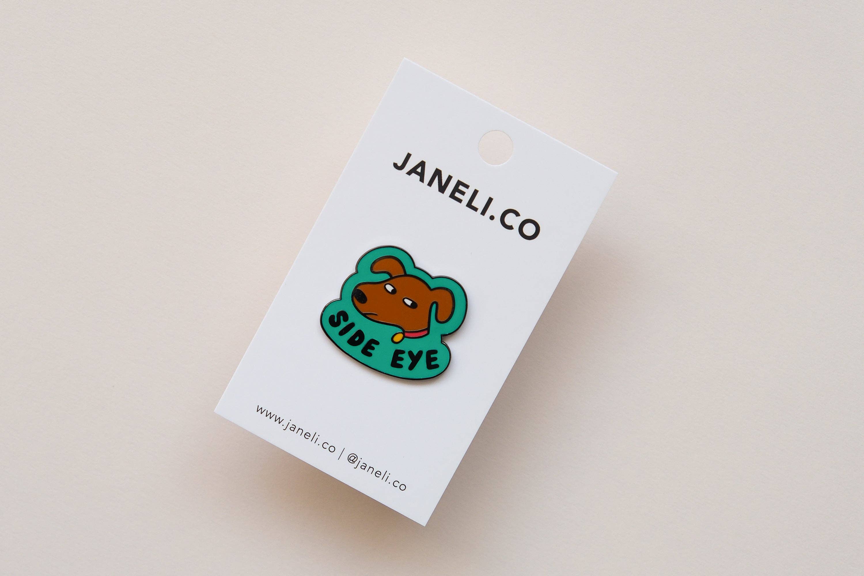JaneLi.Co - Wholesale Lapel Pin/Button - Side Eye Pin1