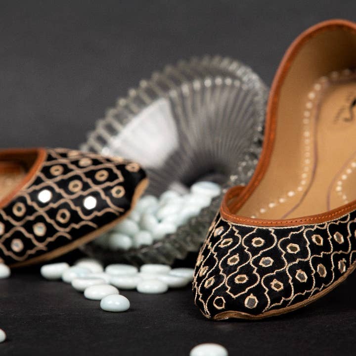 Sapatos Rasos Pretos Mirror Ensemble com Bordado Espelhado Dourado por atacado de Qhareed