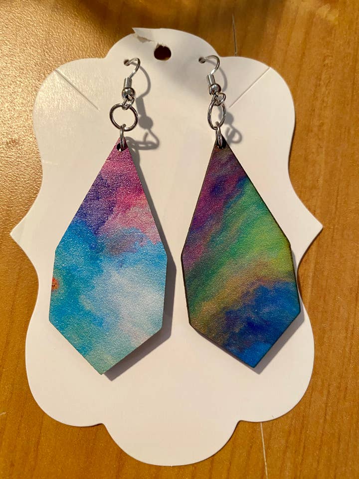 Rowan - Boucles d'oreilles pendantes imprimées Galaxy pour la vente par Dye and Burn Studios