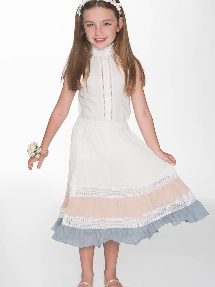 Conjunto de 2 piezas de blusa blanca y falda tricolor con detalle de encaje para venta al por mayor de Yo Baby