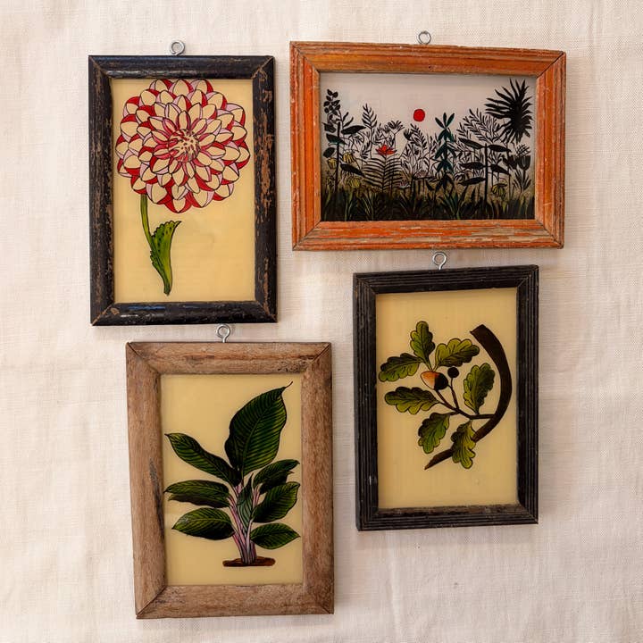 ENSEMBLE BOTANIQUE de 4 petites PEINTURES SUR VERRE INVERSÉES pour la vente par Constance & Denny