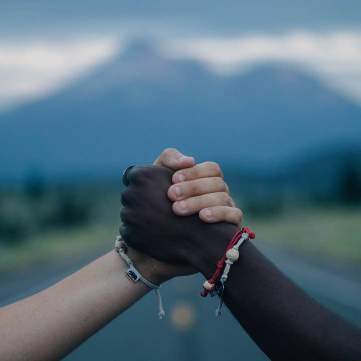 Bracelet « Pride » Earth Vibes | Bracelet de cheville pour la vente par Earth Bands
