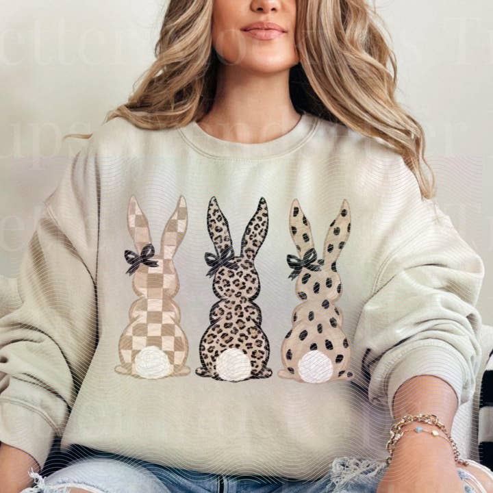 🐰 Konijnentrio - Grafische Sweater voor wholesale door Texas Twisted Wholesale