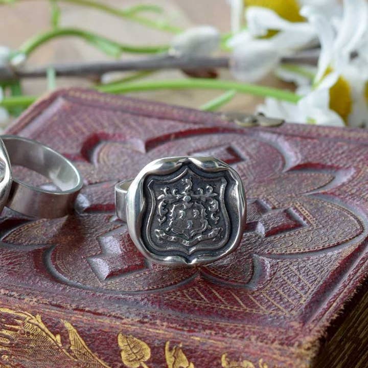 Plum and Posey - Vendita all'ingrosso Anelli con sigillo - Anello di sigillo in cera con stemma di lupo, in latino Dum Spiro2