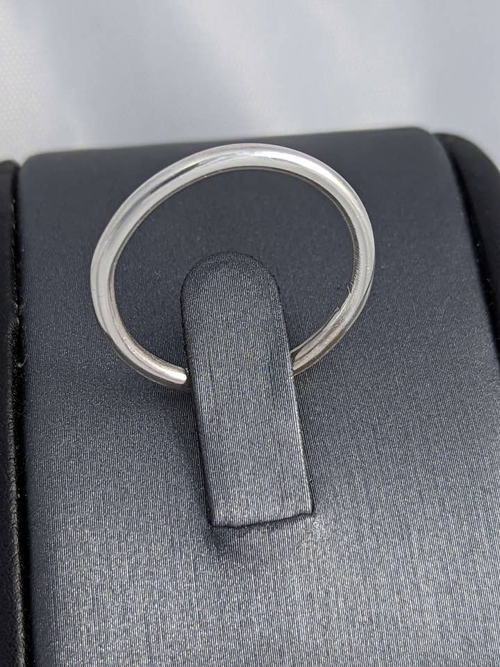 Rund stapelbar ring i sterlingsilver för wholesale av MB Piper Metalsmith