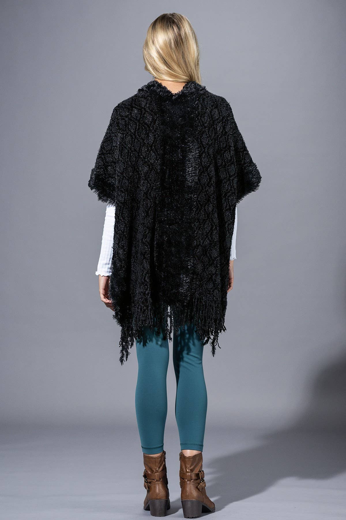 Urbanista - Vendita all'ingrosso Poncho - Donna - Scialle accogliente in maglia bouclé e morbido con frange.9