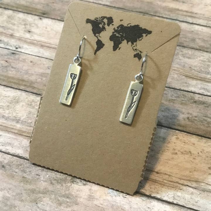 Brincos de flor de tulipa com etiquetas retangulares em cor prata por atacado de Jamie Haley Designs