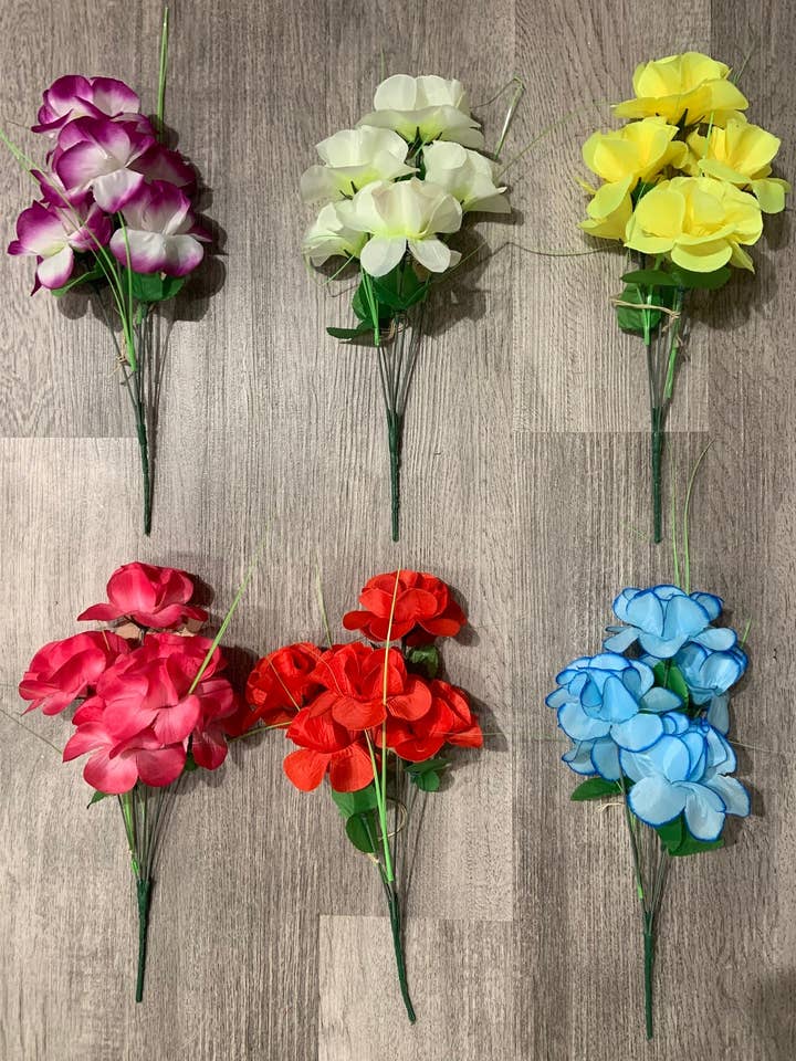 Assortiment de rosiers ouverts, lumineux pour la vente par Tremont Floral Supplies