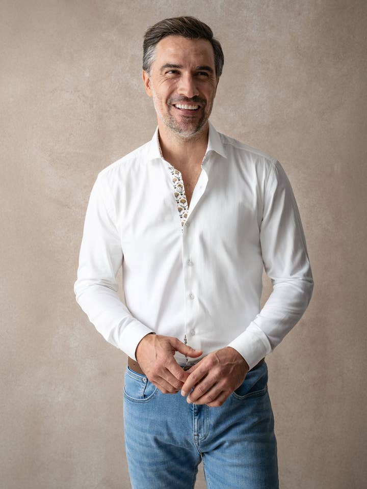 Chemise en satin blanc avec accents floraux jaunes pour la vente par Blake Mill