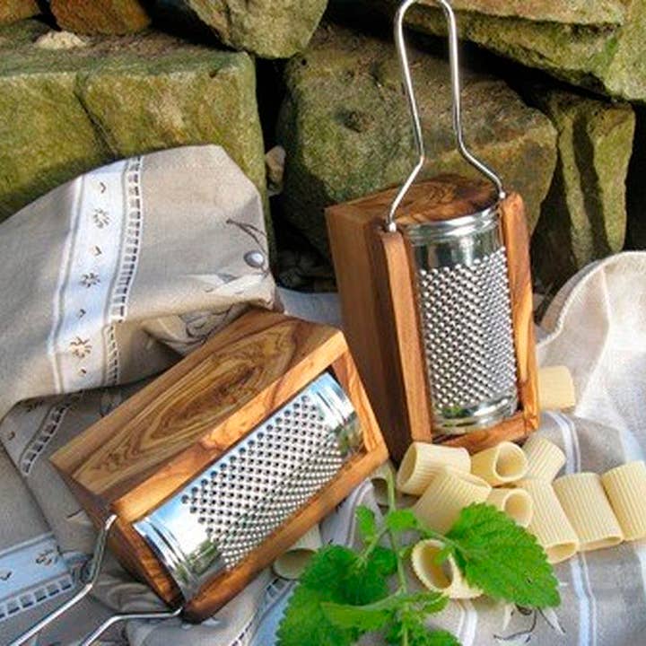 olivenholz-erleben – Großhandel Reibe – Hartkäse- und Muskatreibe klein aus Olivenholz