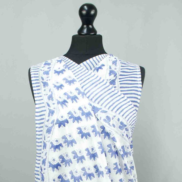 Strandomslag Sarong Pareo - Blauw Witte Bloemen voor wholesale door Kantha Decor