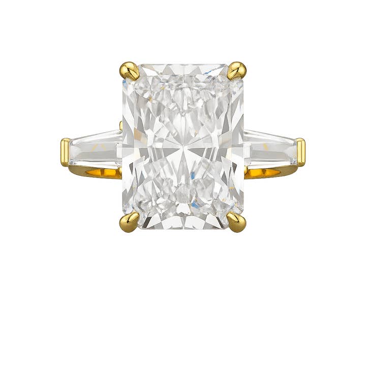 7 karat radiant-sleben diamant tre-stens forlovelsesring for engroshandel hos Evara Jewelry