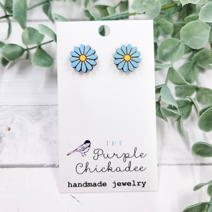 Brincos de Madeira Blue Daisy pintados à mão por atacado de The Purple Chickadee