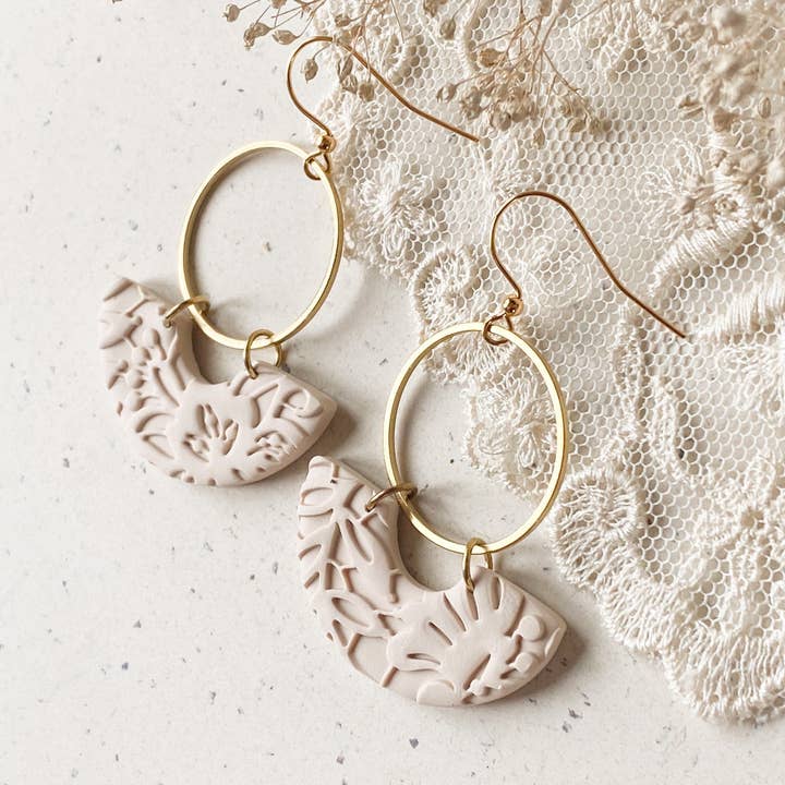 Agaveh girl - Vendita all'ingrosso Orecchini pendenti - Orecchini pendenti in argilla polimerica color sabbia Wynne