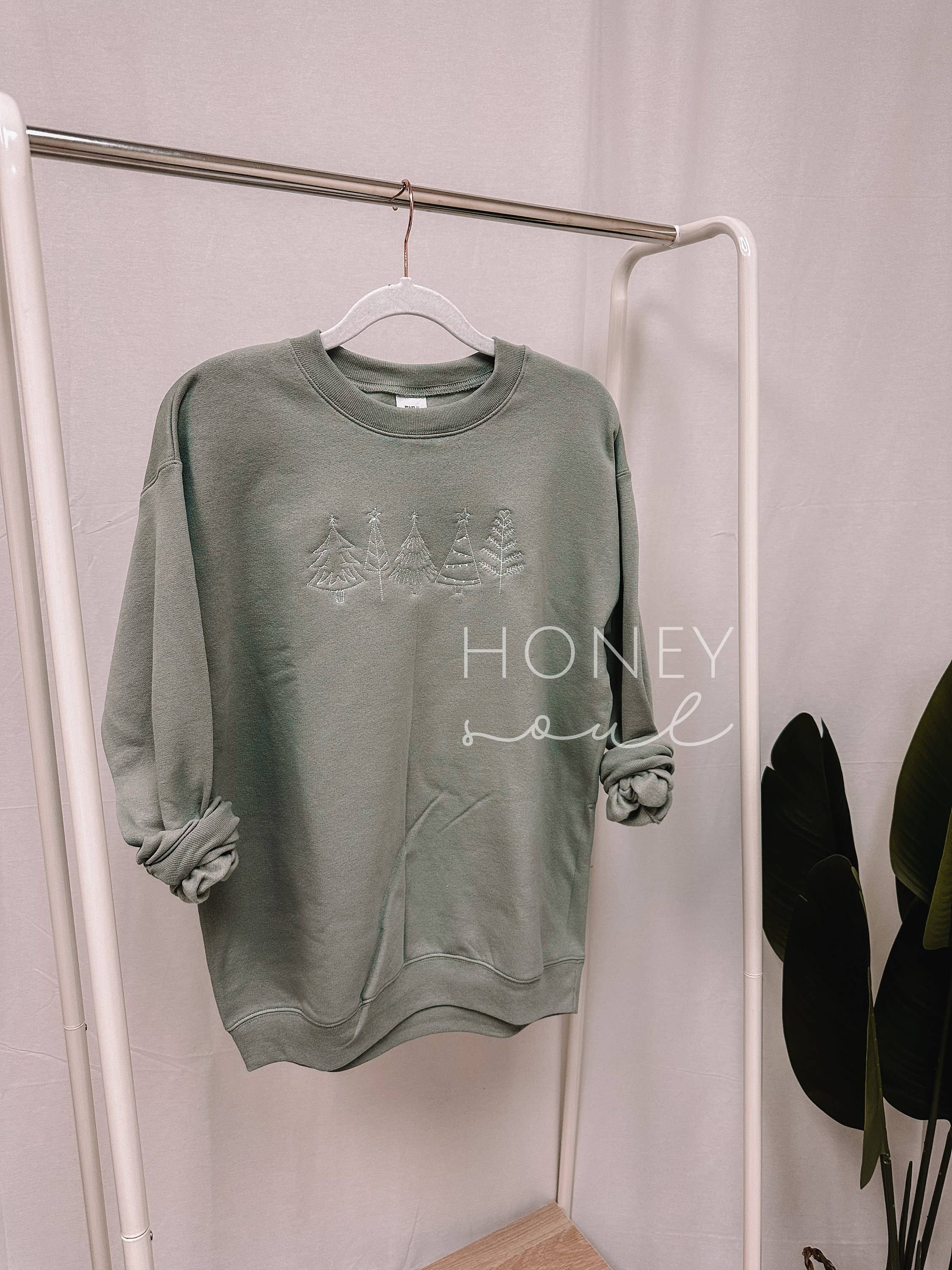 Honey Soul LLC - Venta al por mayor Sudadera - Mujer - Sudadera con árbol de Navidad bordado | Sudadera festiva3