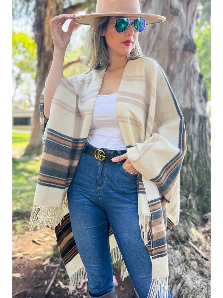 Beige Avorio Comodo cardigan Ruana stampato a righe color avorio beige con nappa in vendita all'ingrosso su Faire