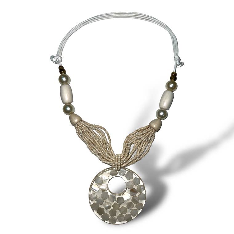 A Touch of Style LLC - Vente Colliers à pendentif - Collier ajustable avec plaque en résine et fleur0