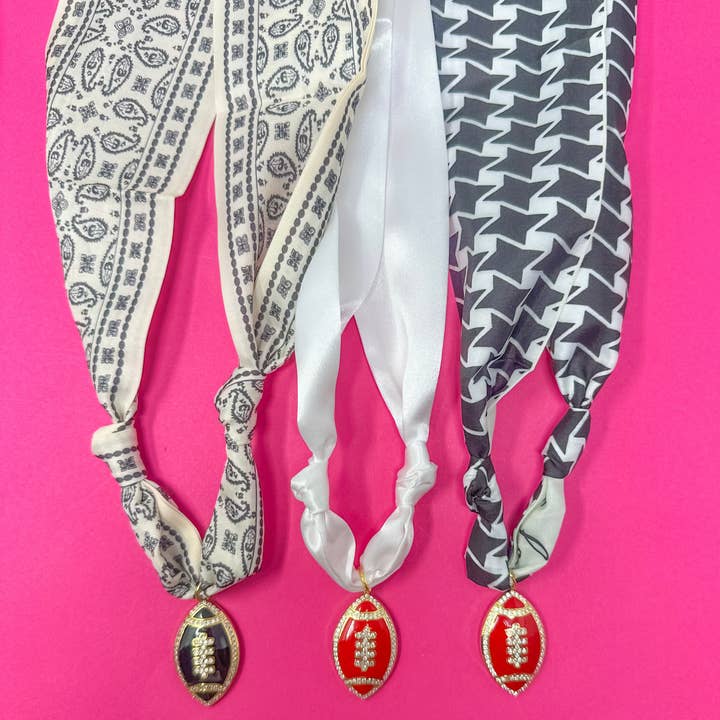 Collier Écharpe Jour de Match - Rouge, Noir et Blanc pour la vente par Golden Lily