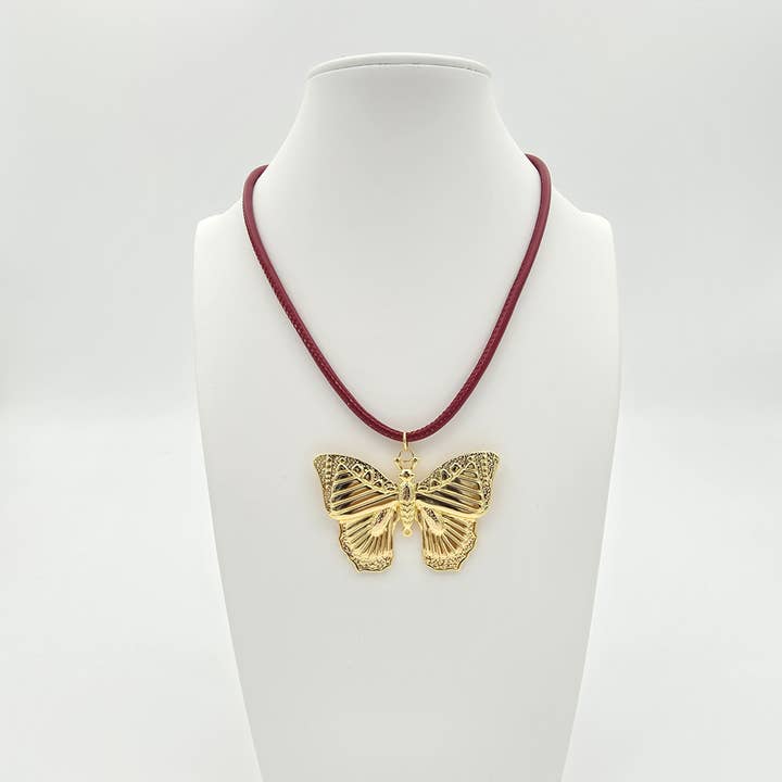 COLAR AJUSTÁVEL PERSONALIZADO BORDÔ COM CORDÃO BAGUETE E PINGENTE DE BORBOLETA DOURADA ✦ NC-SJ2019 por atacado de Simply Jewels