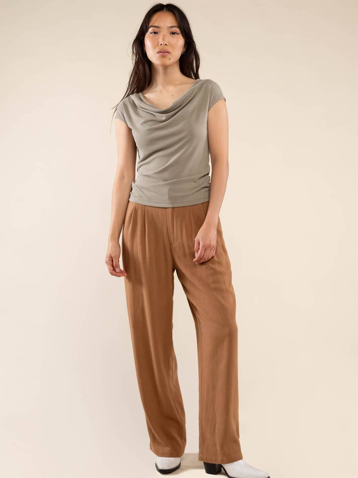 NLT – Großhandel Strickoberteil – Damen – Sato Cupro Top mit Wasserfallausschnitt und schulterfreiem Design4