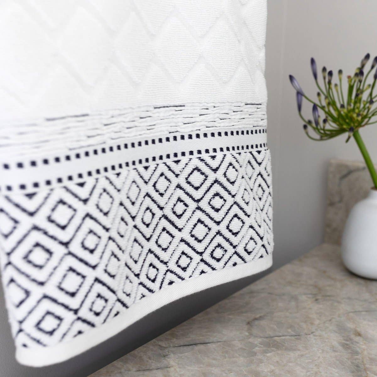 Pine & Palm Home - Wholesale Bath Towel - Turkish Cotton Quick-Dry Absorbent Ikat Pattern Bath Towel4