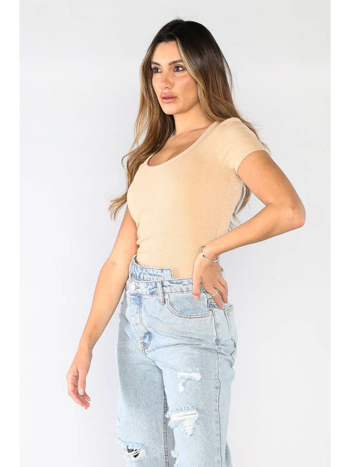Makers of Dreams – wholesale T-shirt (utan tryck) – Dam – Rib Scoop Neck Kortärmad Baby Tee (Nude)