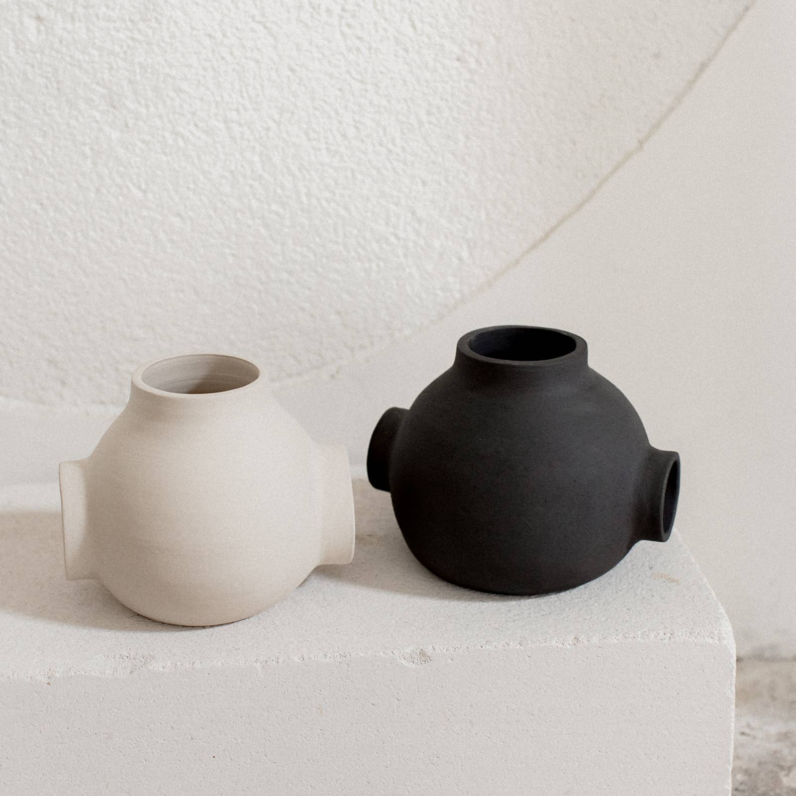 Claycraft – wholesale Vas – Rund keramisk bollvas öppen design rå handgjord17