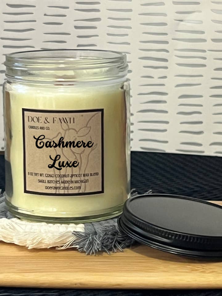 CACHEMIRE LUXE/8 OZ. Bougie avec couvercle noir et mèche en bois craquelé pour la vente par Doe & Fawn Candles and Co.