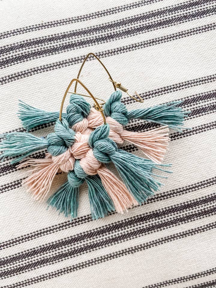 Petites boucles d'oreilles triangulaires en macramé pour la vente par Beauty Among Us