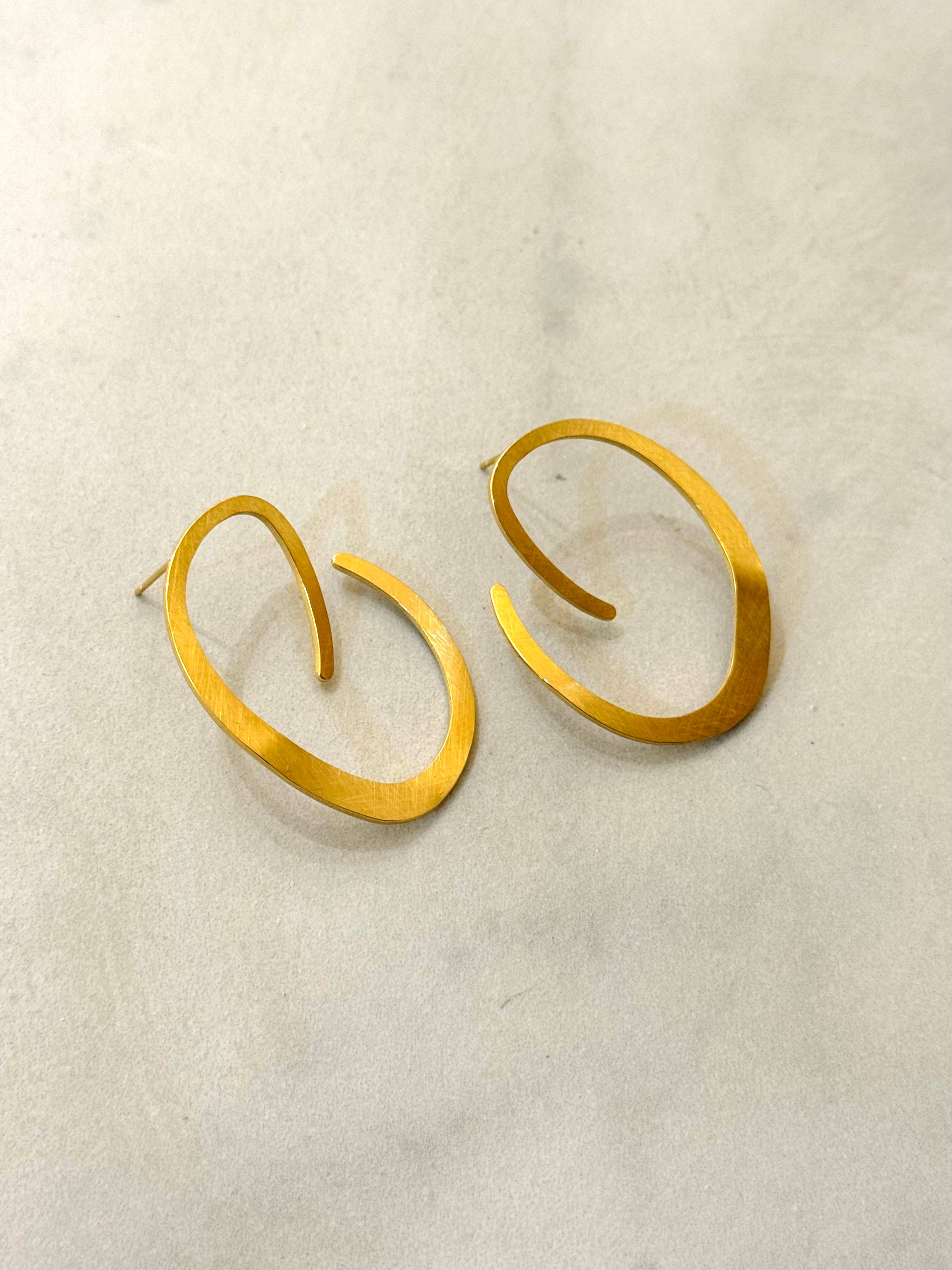 Cassette Barcelona – wholesale Hoop-örhängen – Mobius Borstad Guld Abstrakta Örhängen0