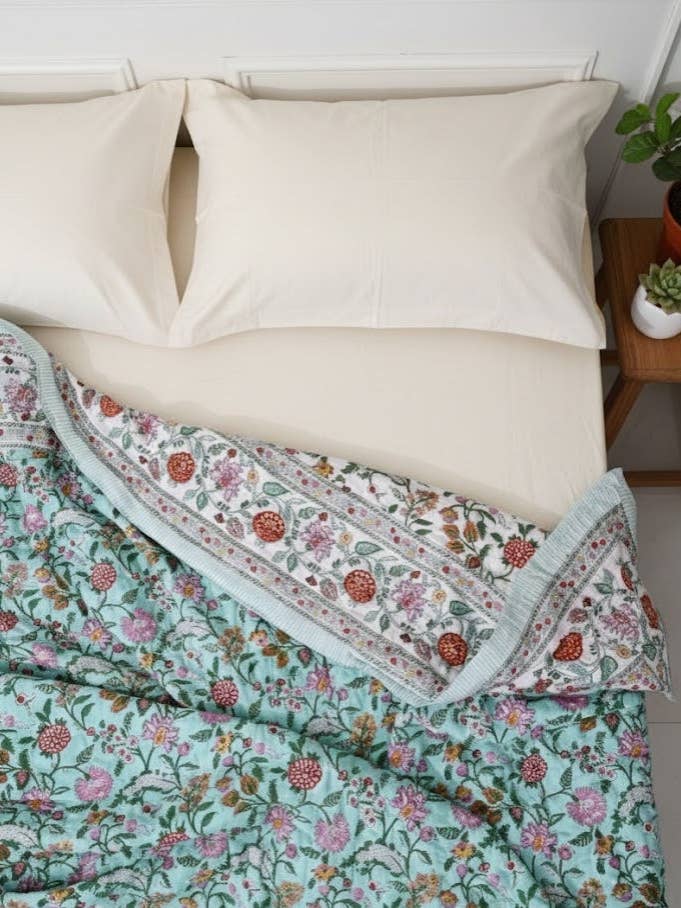 Økologisk bomuldsdyne håndlavet i Jaipur - Teal blomsterprint for engroshandel hos Akshu & Ameirah