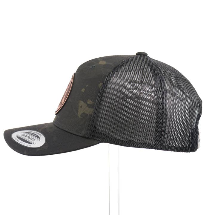 Last Best Supply Co – boné - Unissexo por atacado – Boné Trucker Camuflado Preto com Emblema de Couro Snowy Bigfoot2