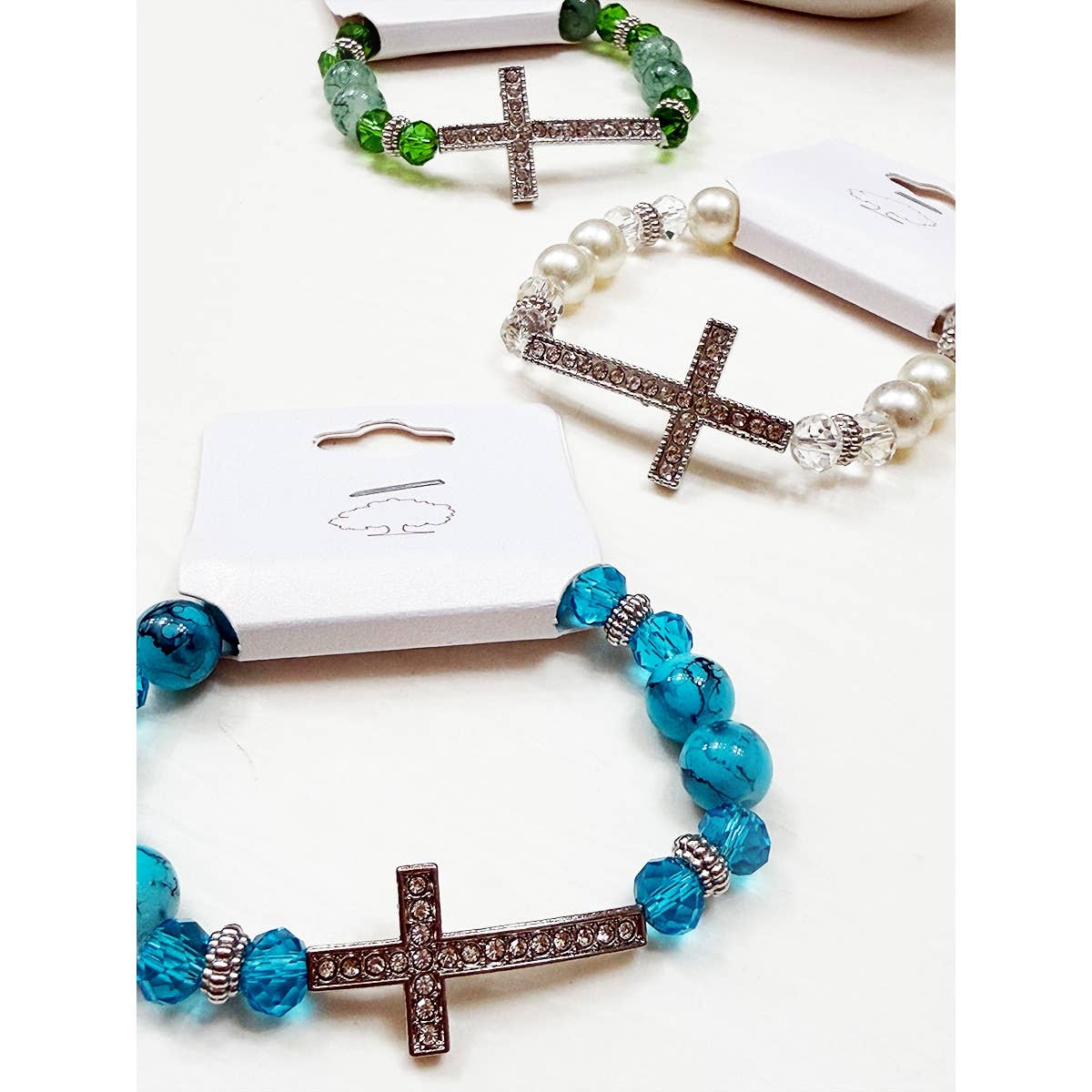 MÉLANGER LA COULEUR Bracelet en perles multicolores avec croix en strass en vente sur Faire4
