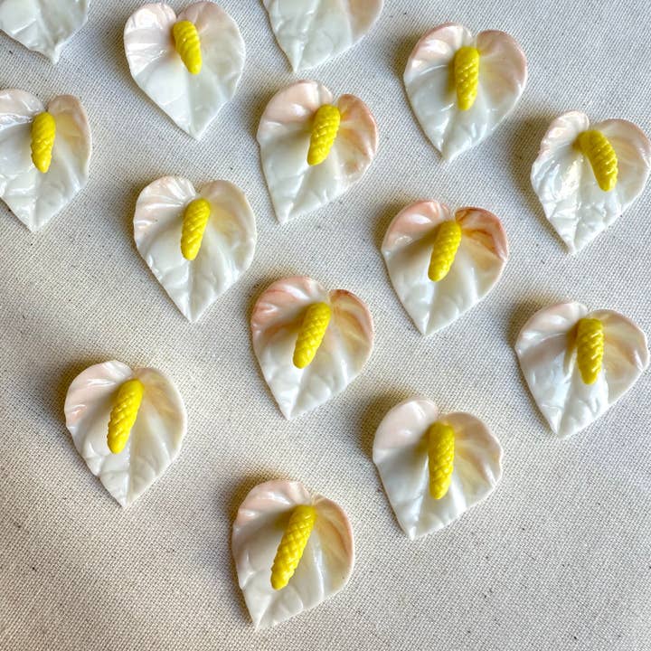 Petite pêche sur fleurs d'anthurium en argile blanche, 50 pièces pour la vente par OpalHaus