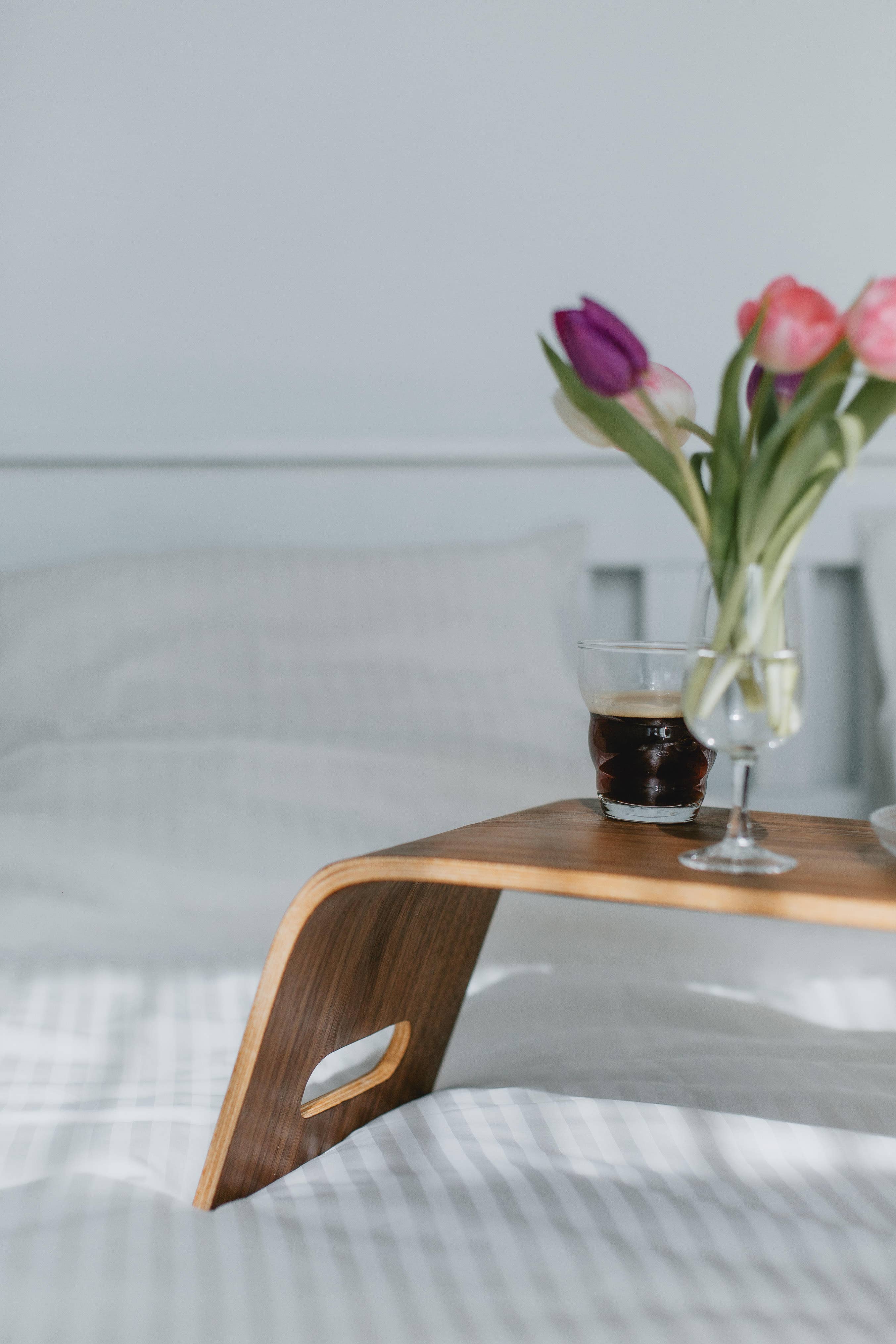 Halostands – Engroshandel Skrivebordsforhøjer – Bærbart laptopbord i amerikansk valnød6