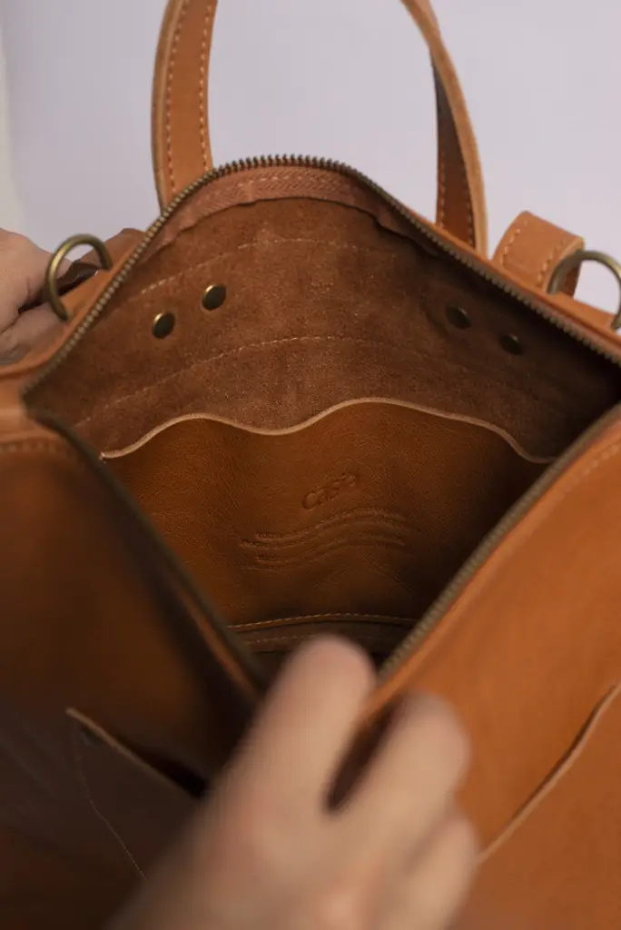 Casia Leather Bags – Großhandel Rucksack – Unisex – Konvertibler Lederrucksack | Unisex Rucksack | Laptop Tasche9