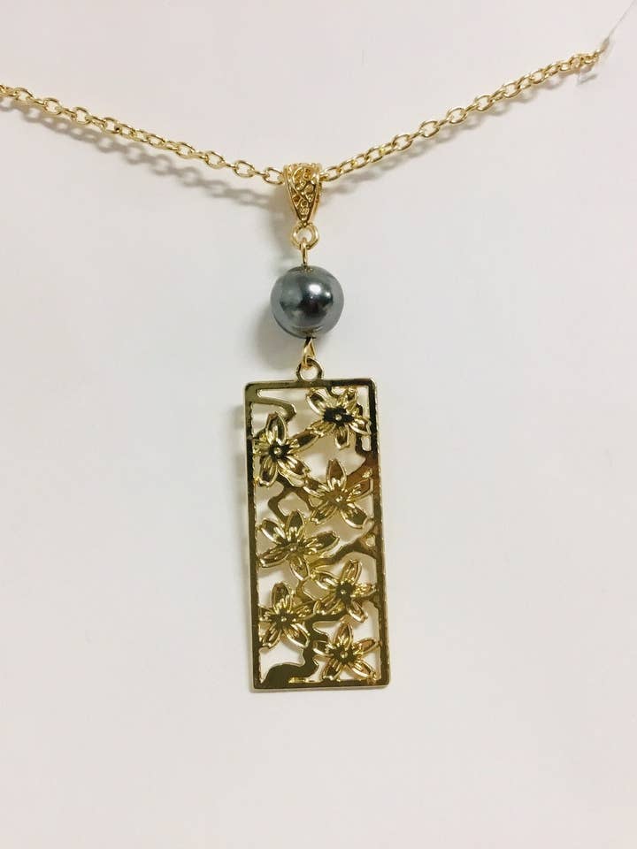 Hawaiian Cherry Blossom Flower: Hamilton guldhalsband med skalpärlor för wholesale av Anela's Jewelry