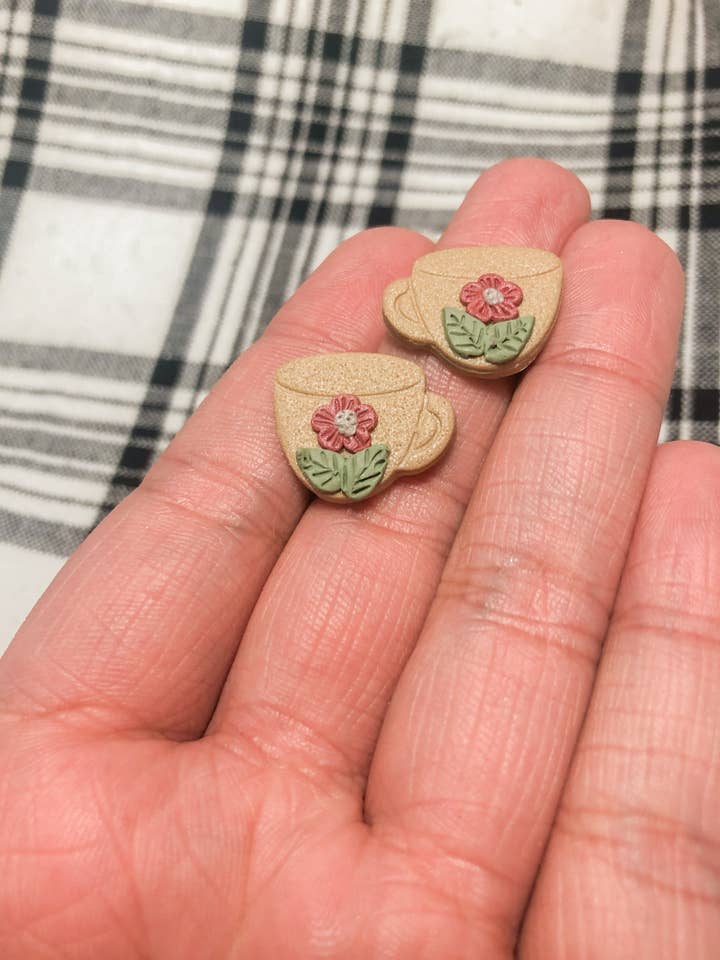 Orecchini a bottone in acciaio inossidabile Cozy Mug per la vendita all'ingrosso da parte di Curlyygurljewels